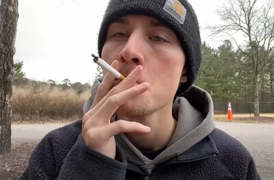 Лечение зависимости от табакокурения в Нефтегорске Мужчина с сигаретой делает затяжку