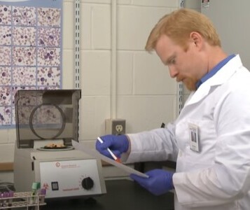 Клиника лечения наркозависимости в Нефтегорске Врач в кабинете клиники