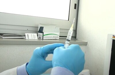 Проведение кодирования Вивитролом в Нефтегорске Шприц с Вивитролом в руках у врача